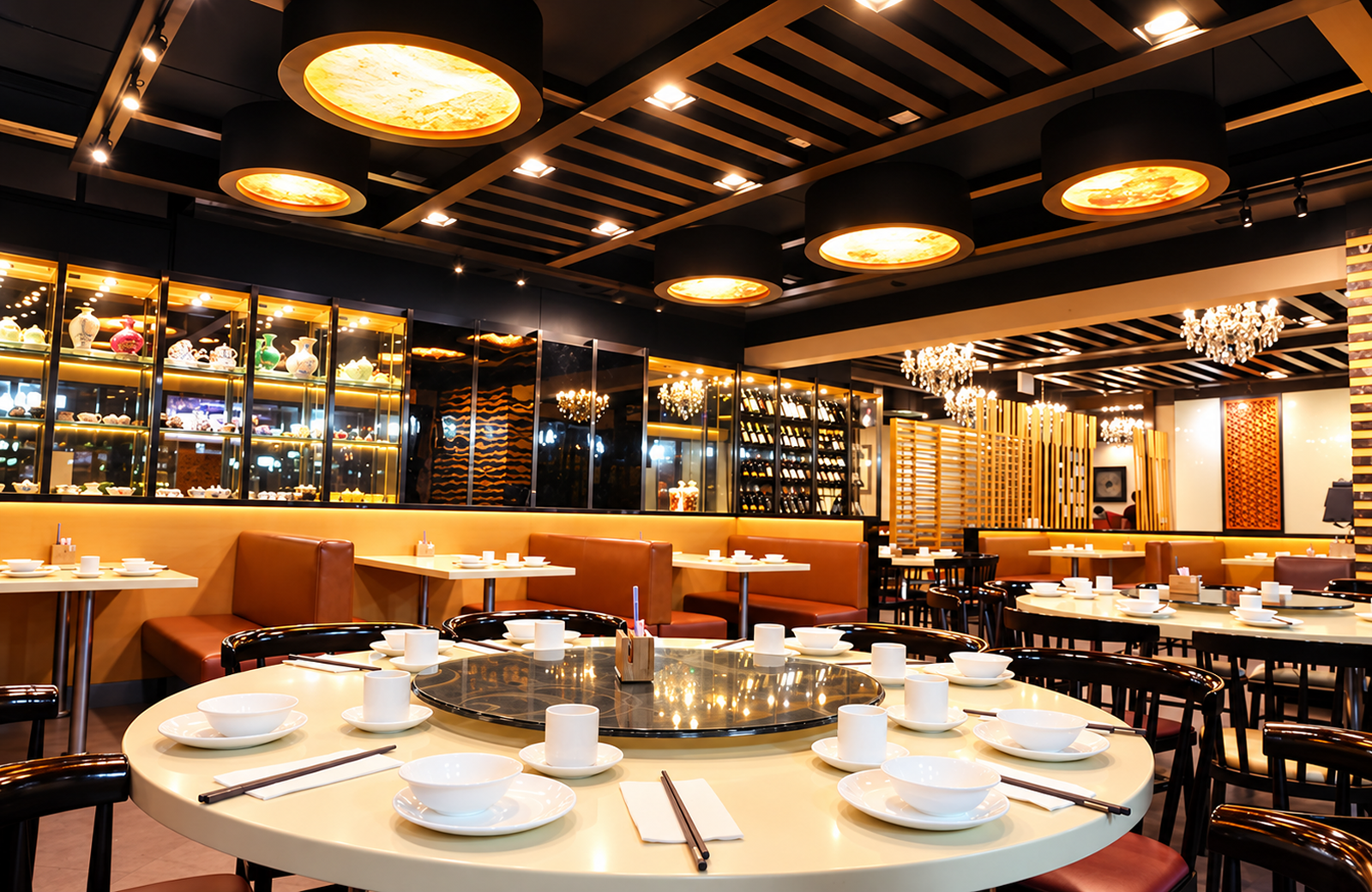 MingHin dining room with round banquet tables