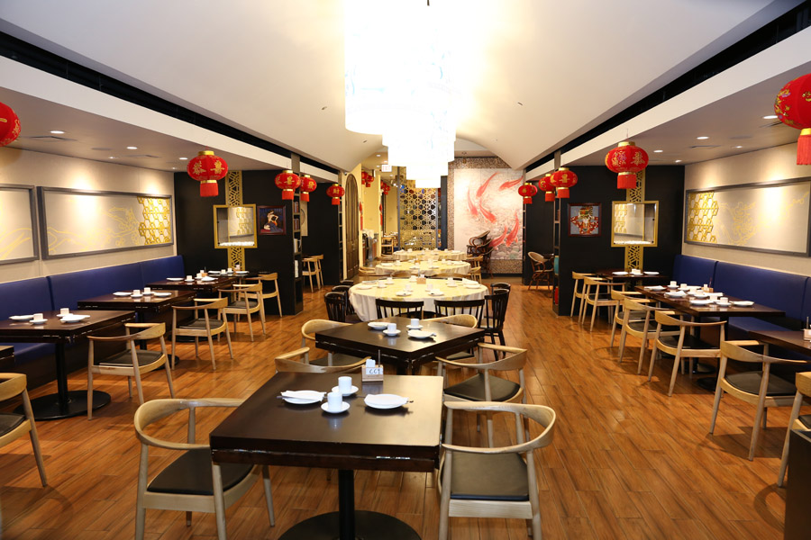 MingHin dining room with blue seating and red lanterns